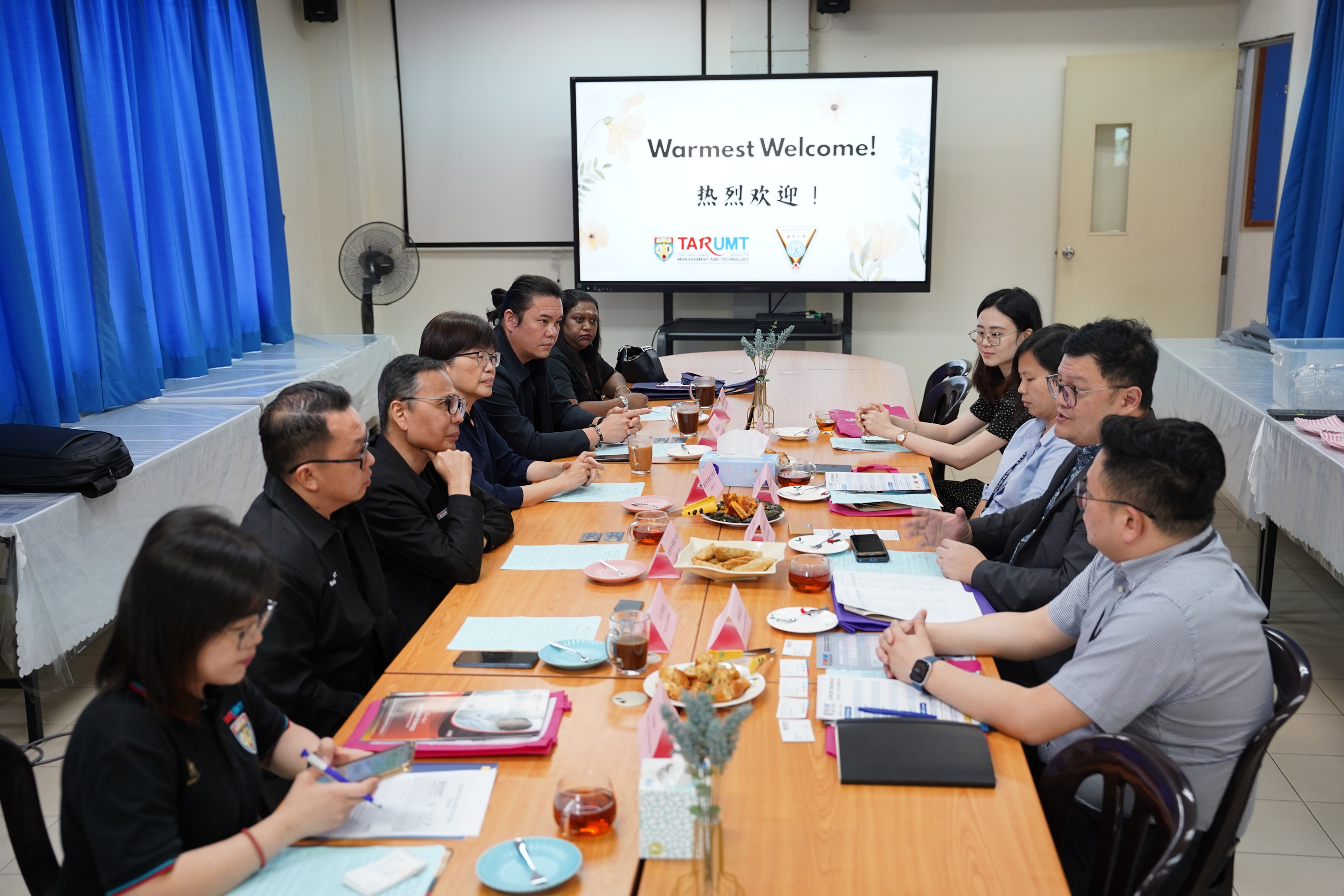 双方代表就升学情况与教育经验进行交流。
