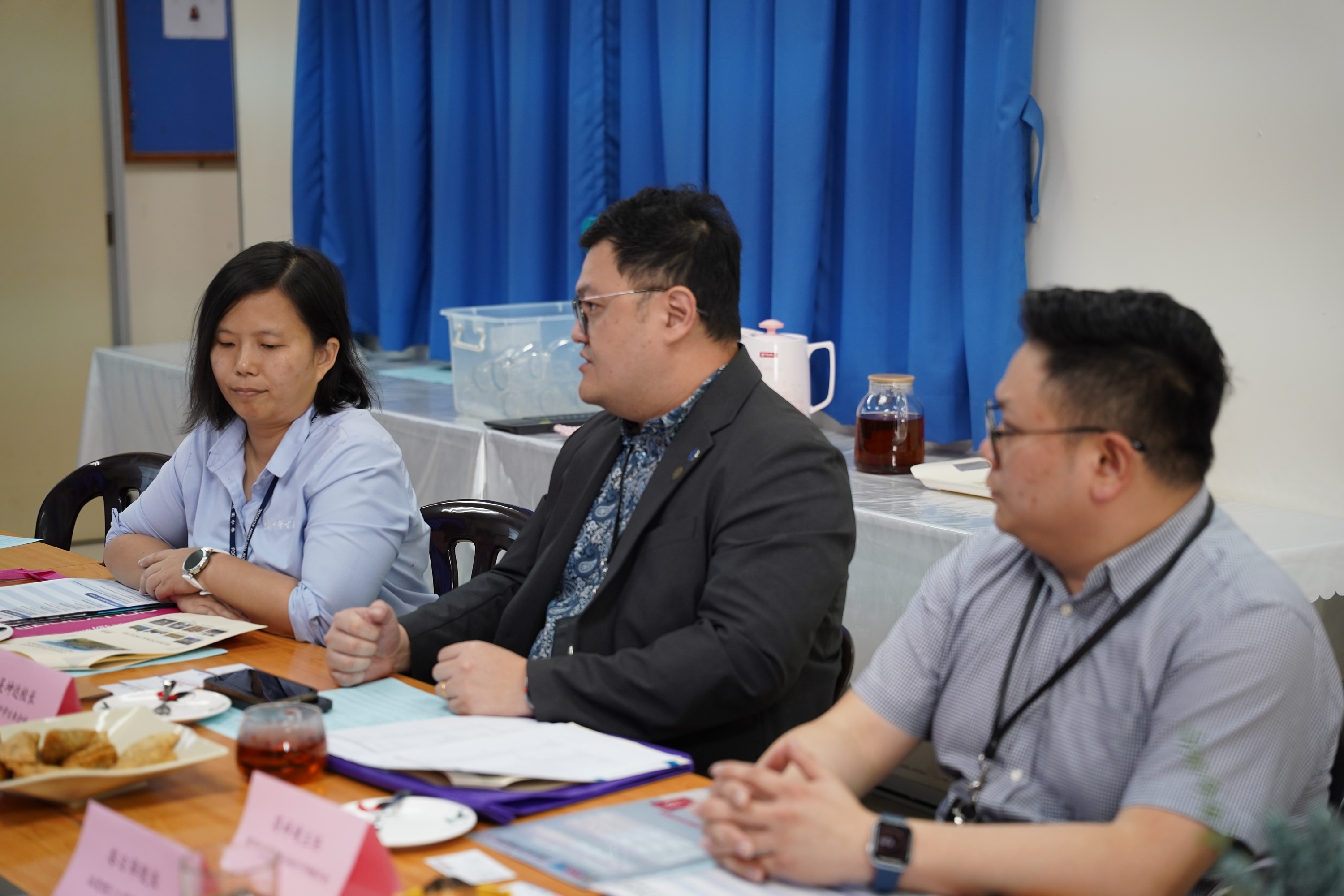 双方代表就升学情况与教育经验进行交流。