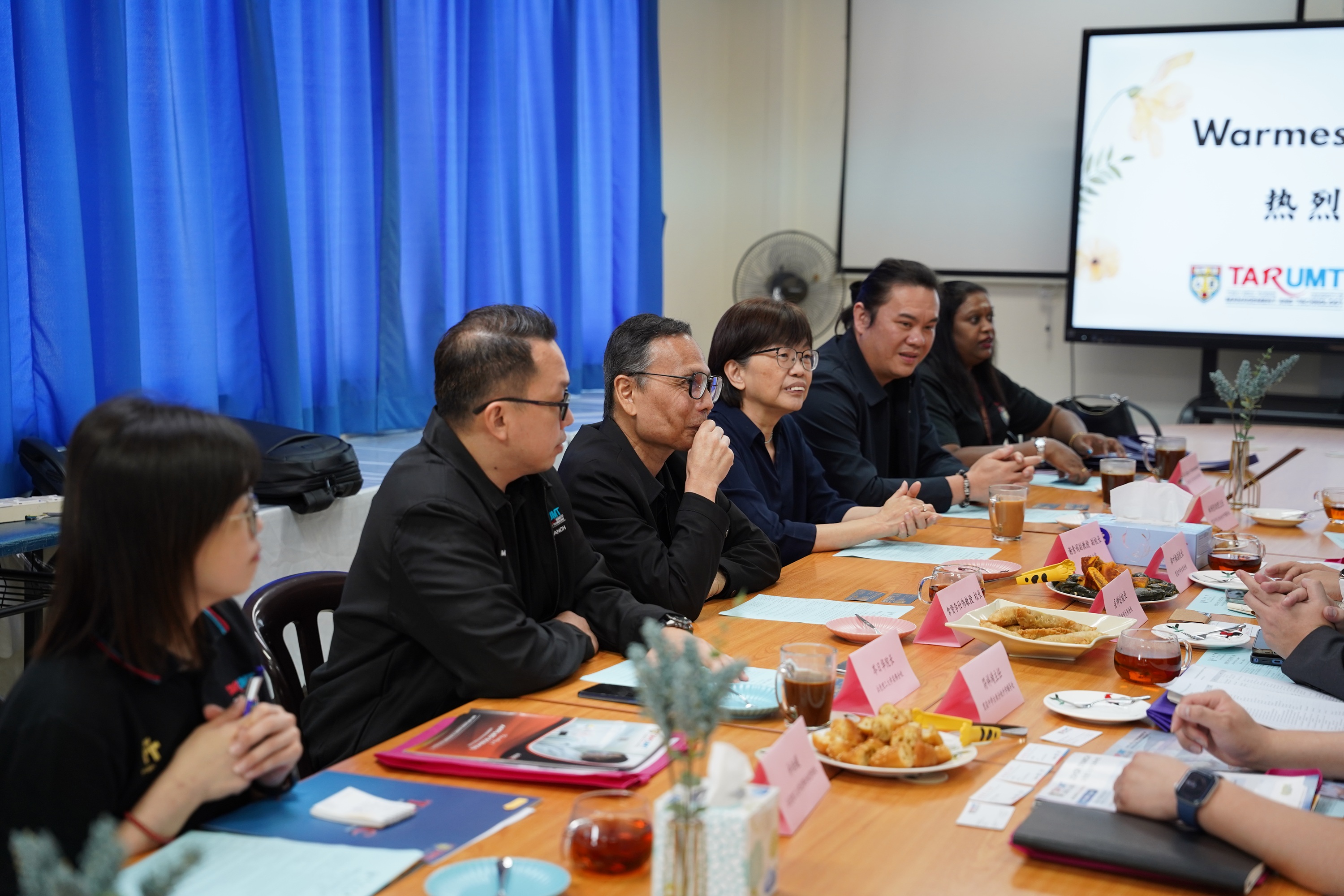 双方代表就升学情况与教育经验进行交流。