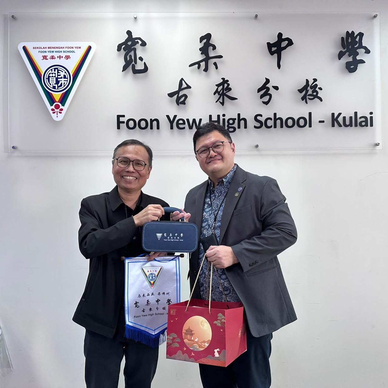 （右起）吴坤达校长赠送纪念品予拉曼理工大学校长拿督李仕伟教授并合影留念。