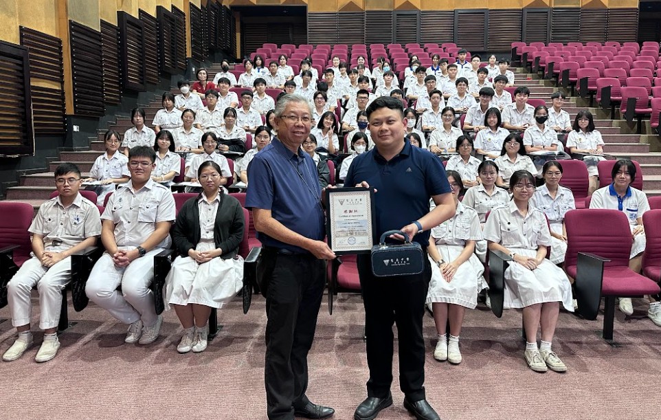 （右起）本校升学辅导处符祥靖主任赠送感谢状与纪念品予吴金明主任。