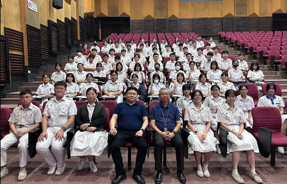 吴金明主任与符祥靖主任及参与讲座的同学一同合照留念。