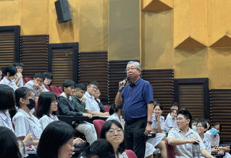 吴金明主任分享准备技巧，协助同学掌握大学申请的重要环节。 