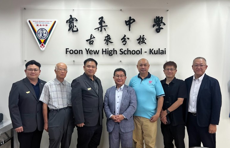 双方代表一同合照留念。 （左起：符祥靖主任、沢田隆教授、蔡顺程副校长、田村智幸理事长、陆汉宇先生、保浦聪教授、井泽圭一顾问）