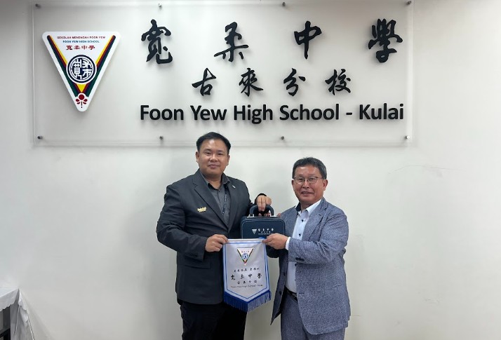 蔡顺程副校长赠送纪念品予田村智幸理事长。