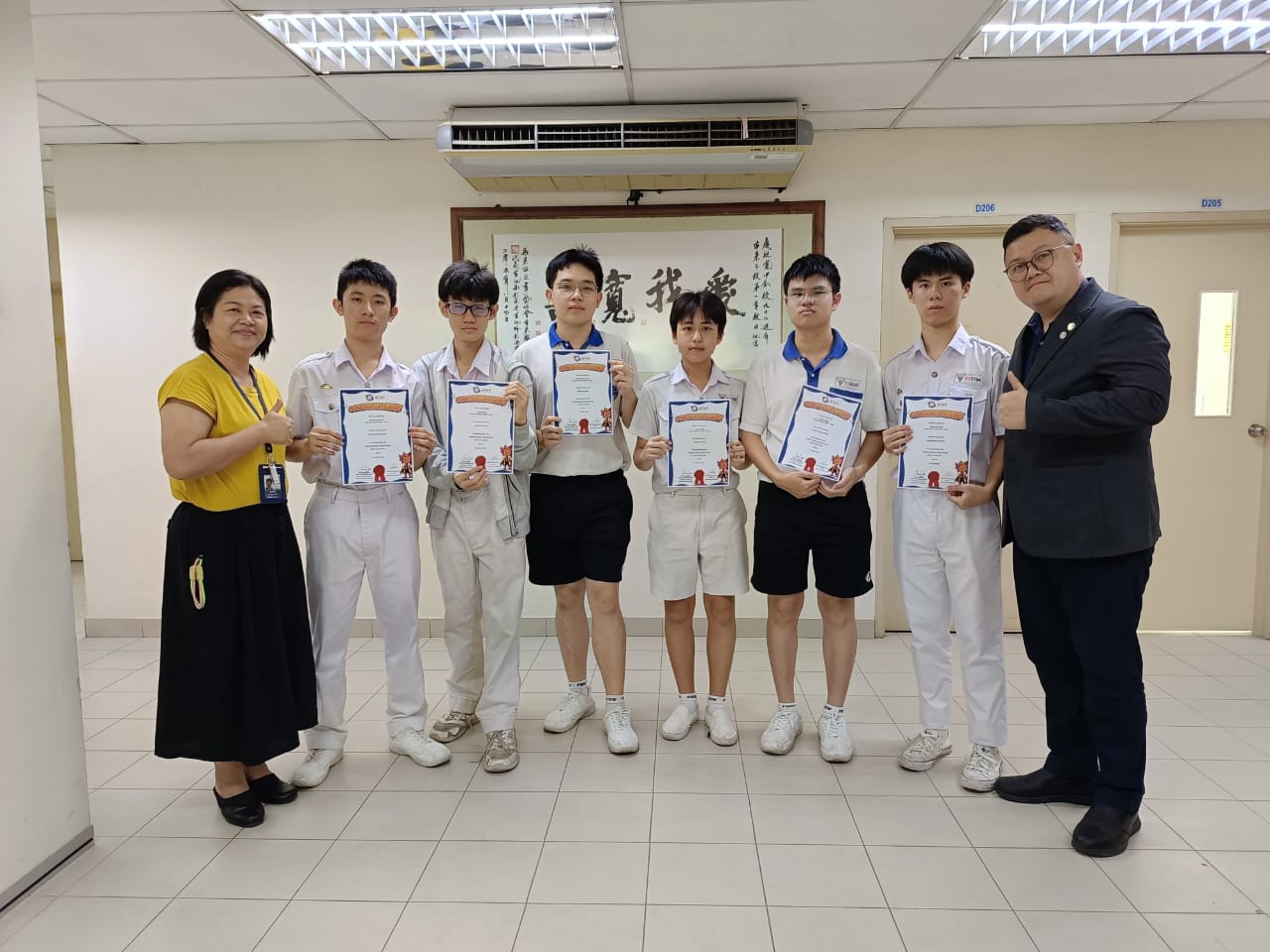 图1：2026年Kancil科学比赛-大合照 （左1：联课处陈珑宝主任、右1：吴坤达校长）