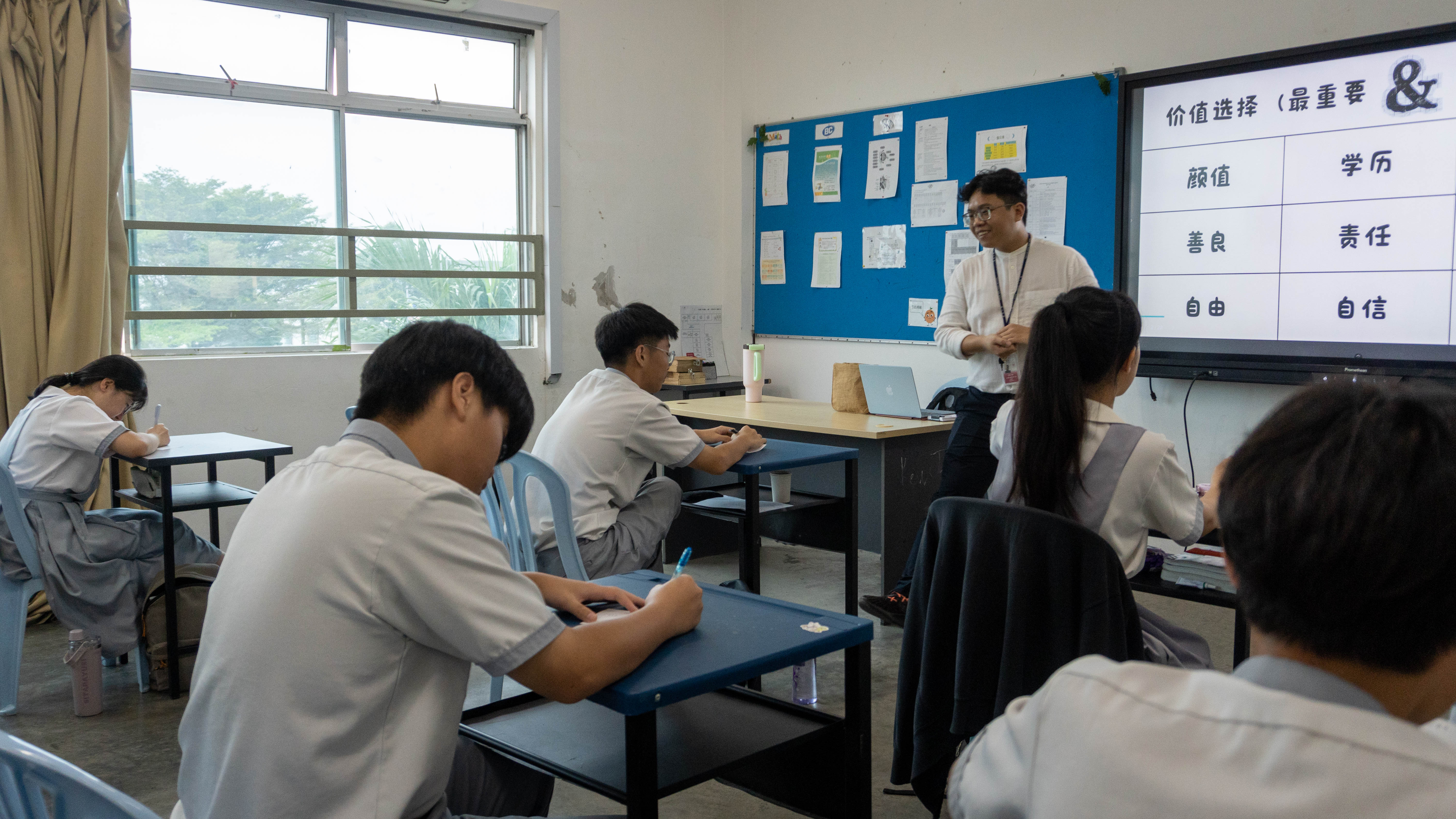 林老师引导中三组学生思考与讨论“价值选择”课题