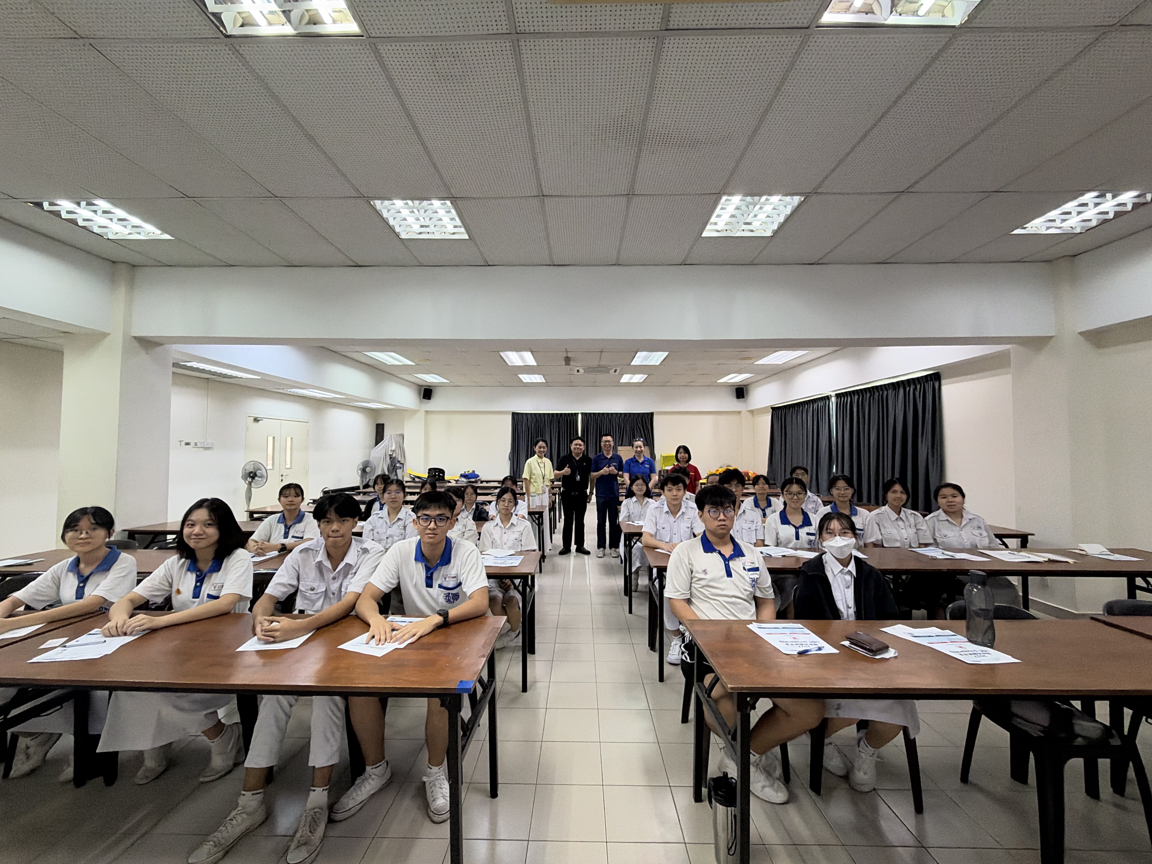 我校代表、Sunway TES 代表与出席同学合影留念。