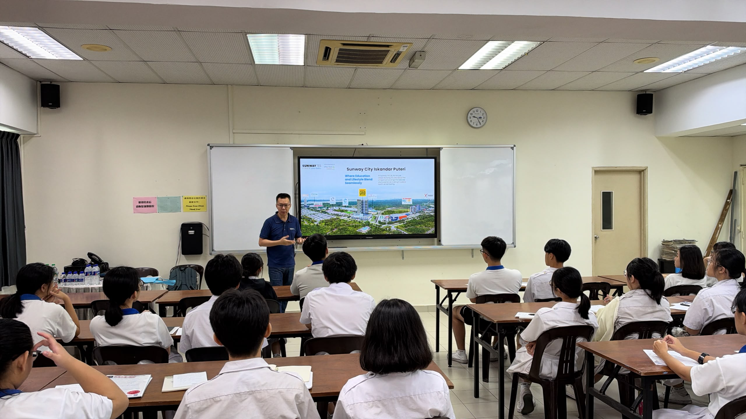 同学们正在专心聆听讲座。